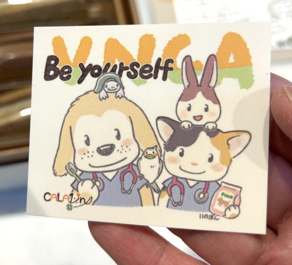 動物看護師のコスチュームの犬と猫のキャラクター