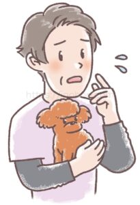 茶色の小型犬を抱いて心配そうにする女性の飼い主