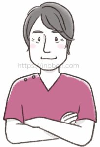 スクラブを着た男性獣医師が腕組みをしている