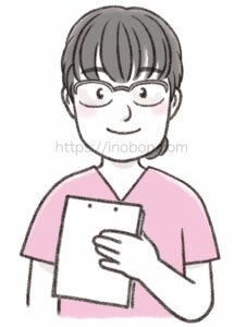 書類ファイルを片手に持っているメガネをかけた職員の女性