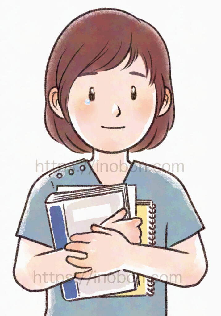 テキストや本を抱えた若い看護師が笑みを浮かべている