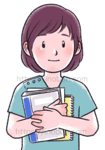 ファイルやノートを胸元に抱えて、安心したように微笑む新人看護師の女性