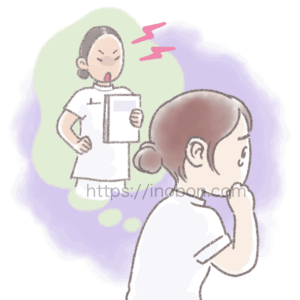 先輩の看護師からきつく怒られて涙ぐむ新人看護師