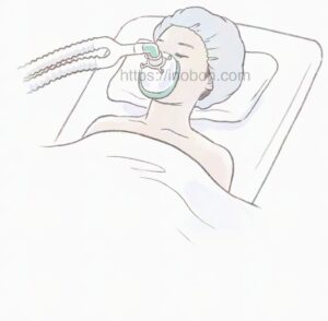 ベッドの上で酸素マスクをつけて眠る女性、全身麻酔