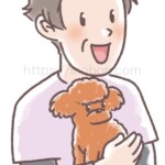 小型犬を抱く笑顔の女性飼い主