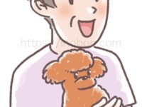 小型犬を抱く笑顔の女性飼い主