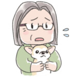チワワを抱っこした初老の女性が困っている