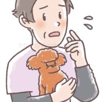 茶色の小型犬を抱いて心配そうにする女性の飼い主