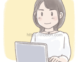 ノートパソコンを見るコンサルティングの女性